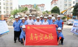 集團(tuán)公司團(tuán)委為洛陽(yáng)市濱河新村改造項(xiàng)目青年突擊隊(duì)授旗！
